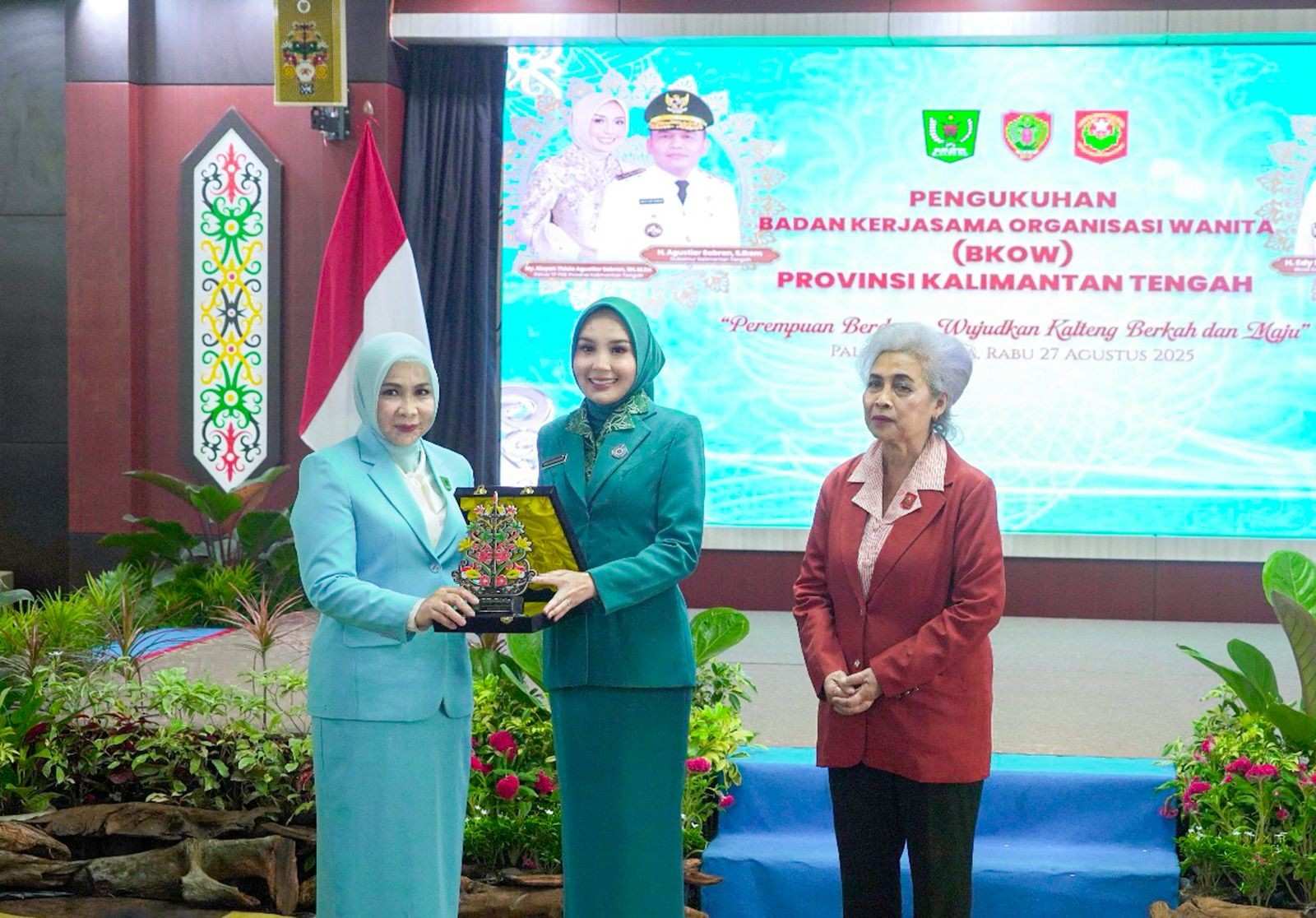 Wagub Kalteng Edy Pratowo Mengukuhkan BKOW Provinsi Kalteng Masa Bakti 2025–2030