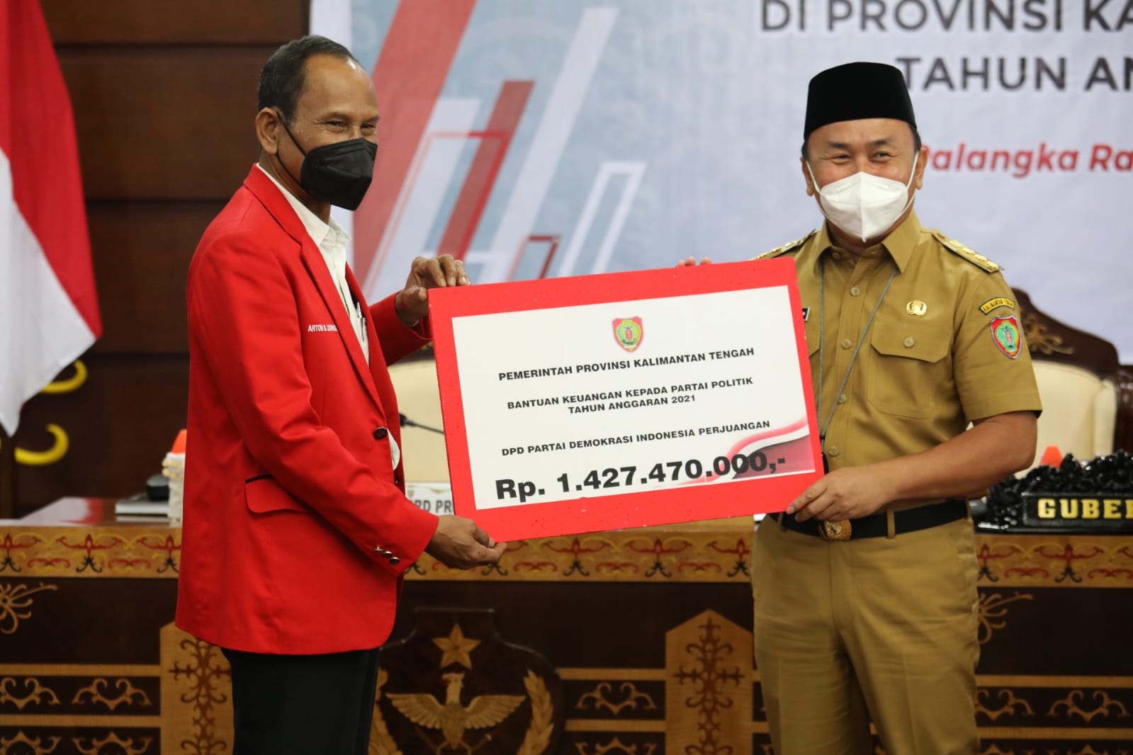 Gubernur Kalteng Serahkan dan Salurkan Bantuan Keuangan Kepada Partai Politik