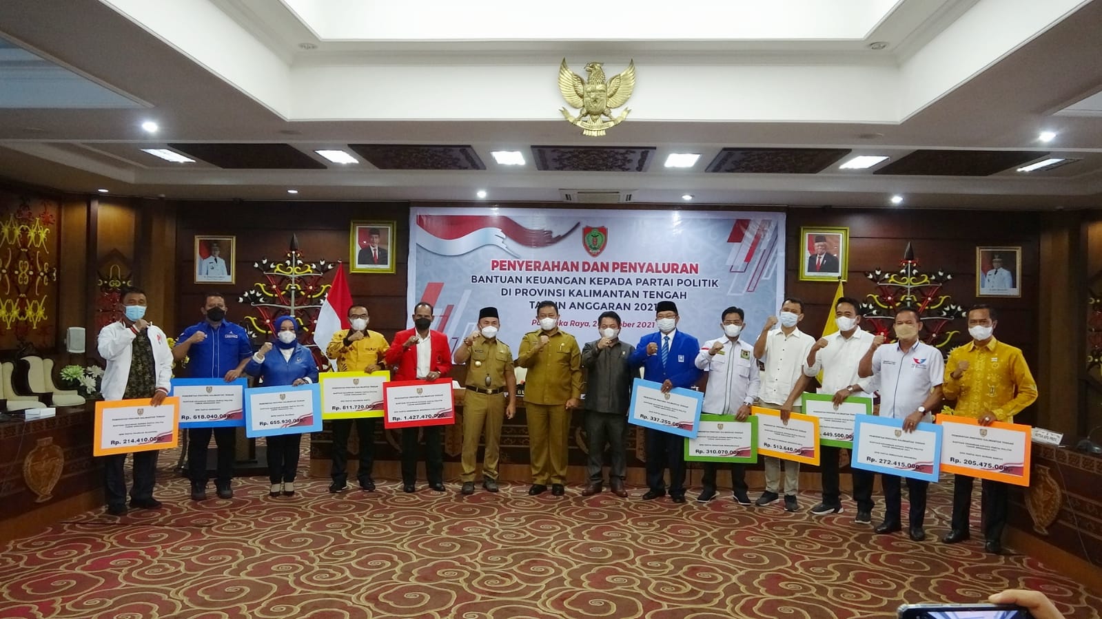 Gubernur Kalteng Serahkan dan Salurkan Bantuan Keuangan Kepada Partai Politik