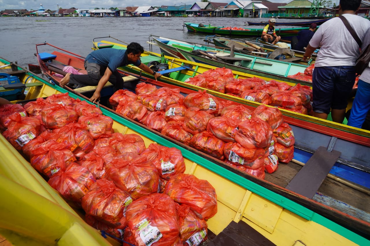 Pemprov Kalteng Serahkan Bantuan Kepada Masyarakat Di Lima Kelurahan Di kab. Kobar
