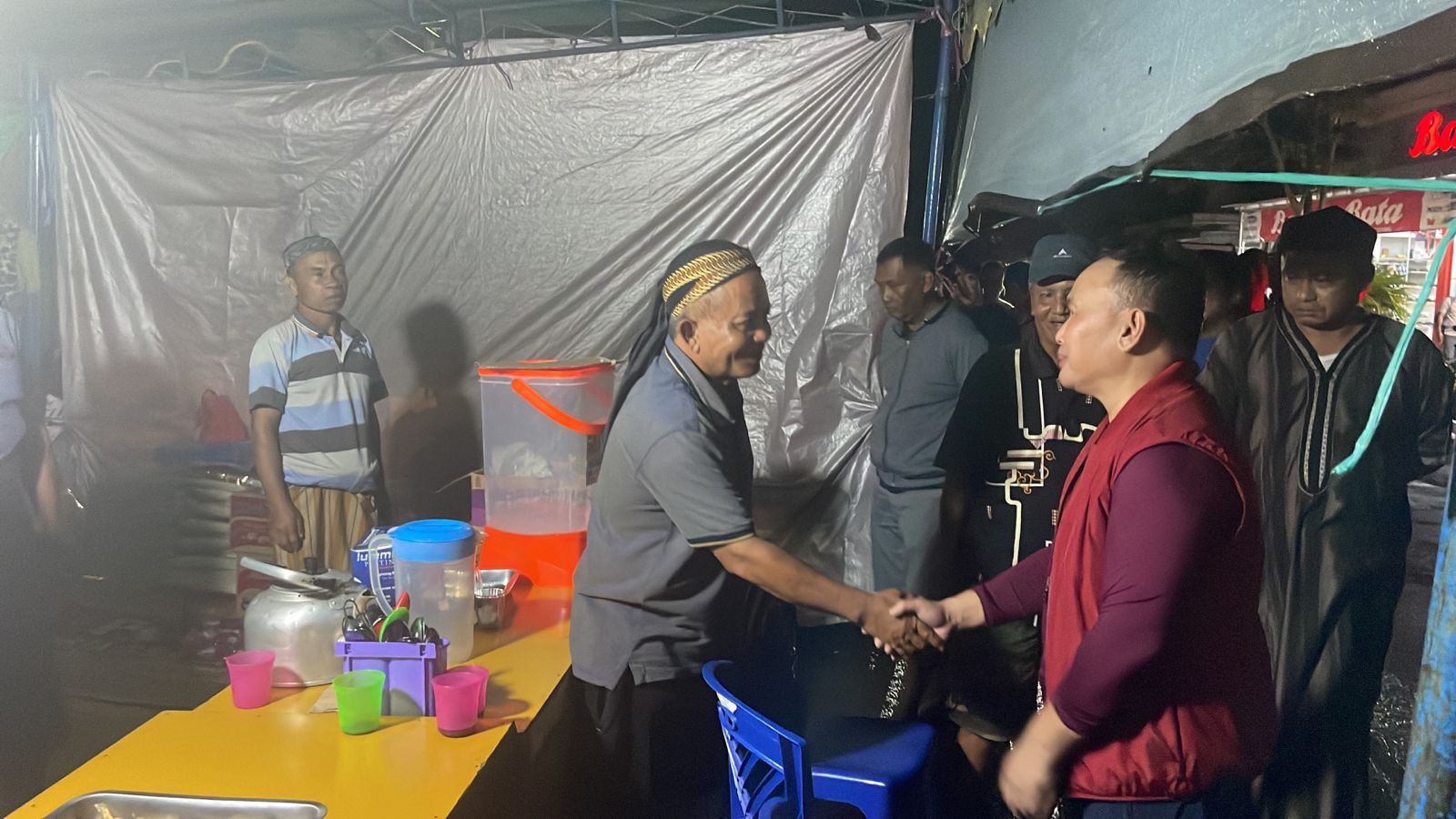 Gubernur Kalteng Tinjau Secara Langsung Sejumlah Posko Banjir Yang Didirikan Mandiri Oleh Masyarakat Di Kelurahan Raja