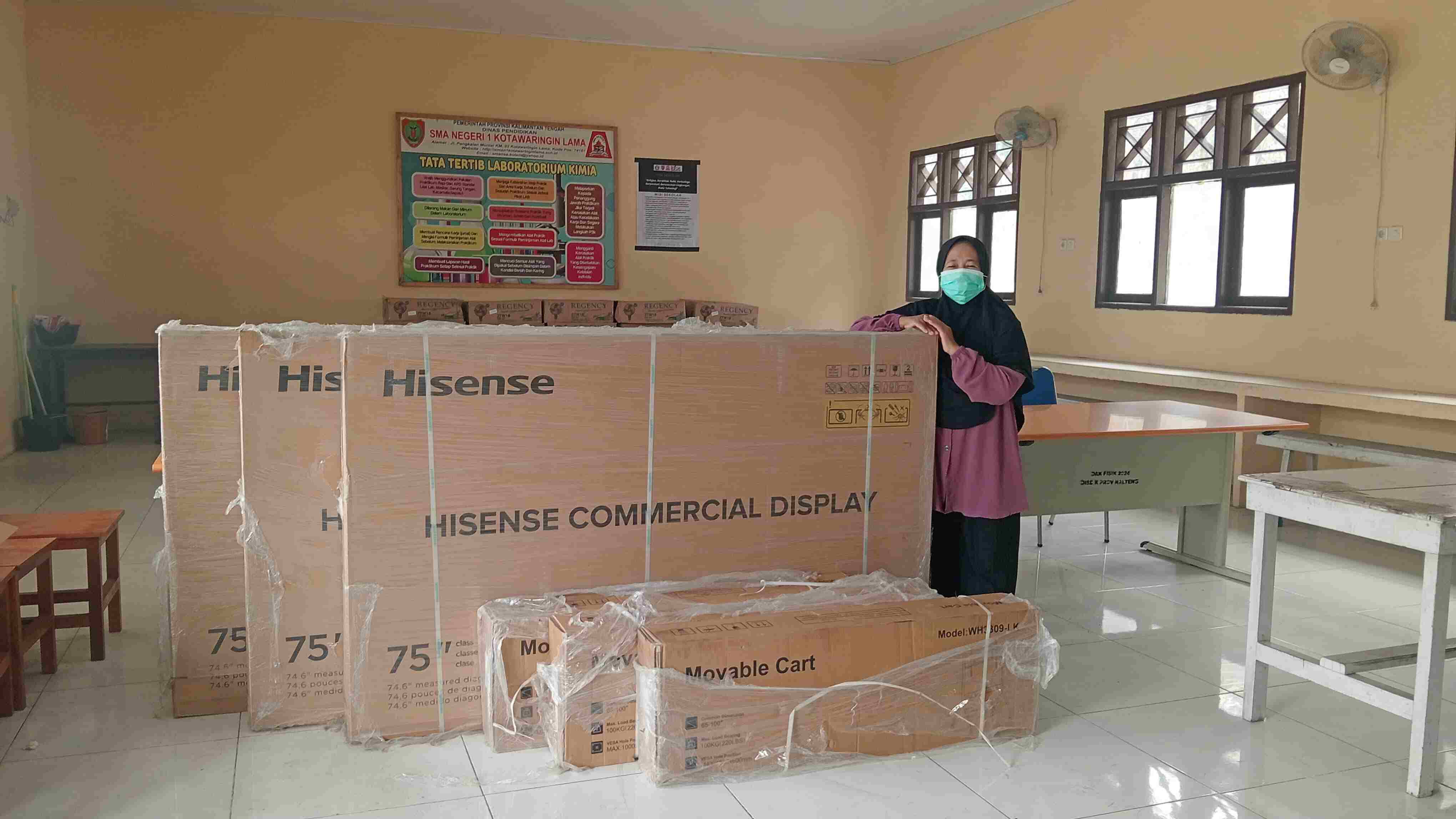 Dukung Digitalisasi Pembelajaran, SMA Negeri 1 Kotawaringin Lama Terima Perangkat Papan Tulis Interaktif