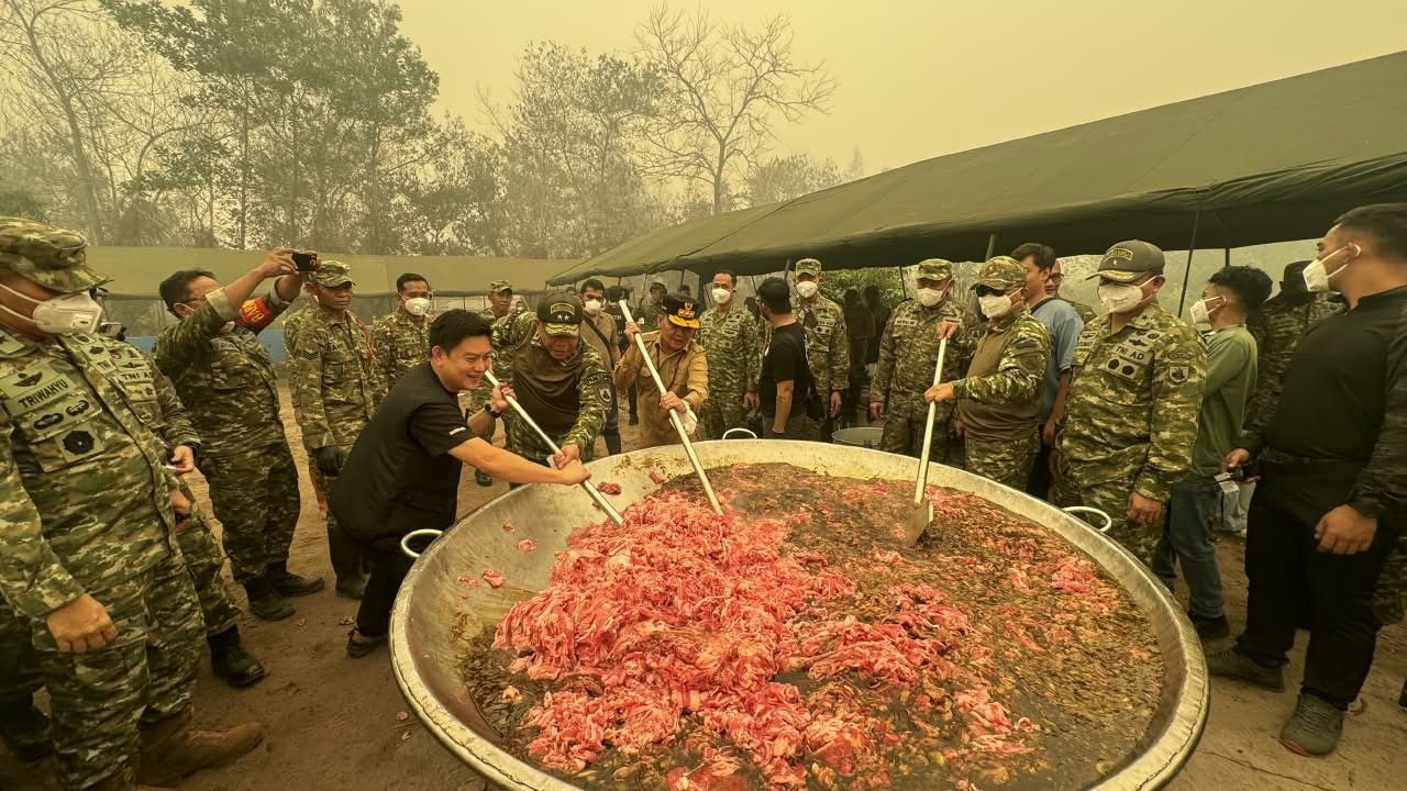 Melalui Kuliner Merah Putih, Bobon Santoso Berbagi untuk Petugas, Relawan, dan Masyarakat Terdampak Karhutla