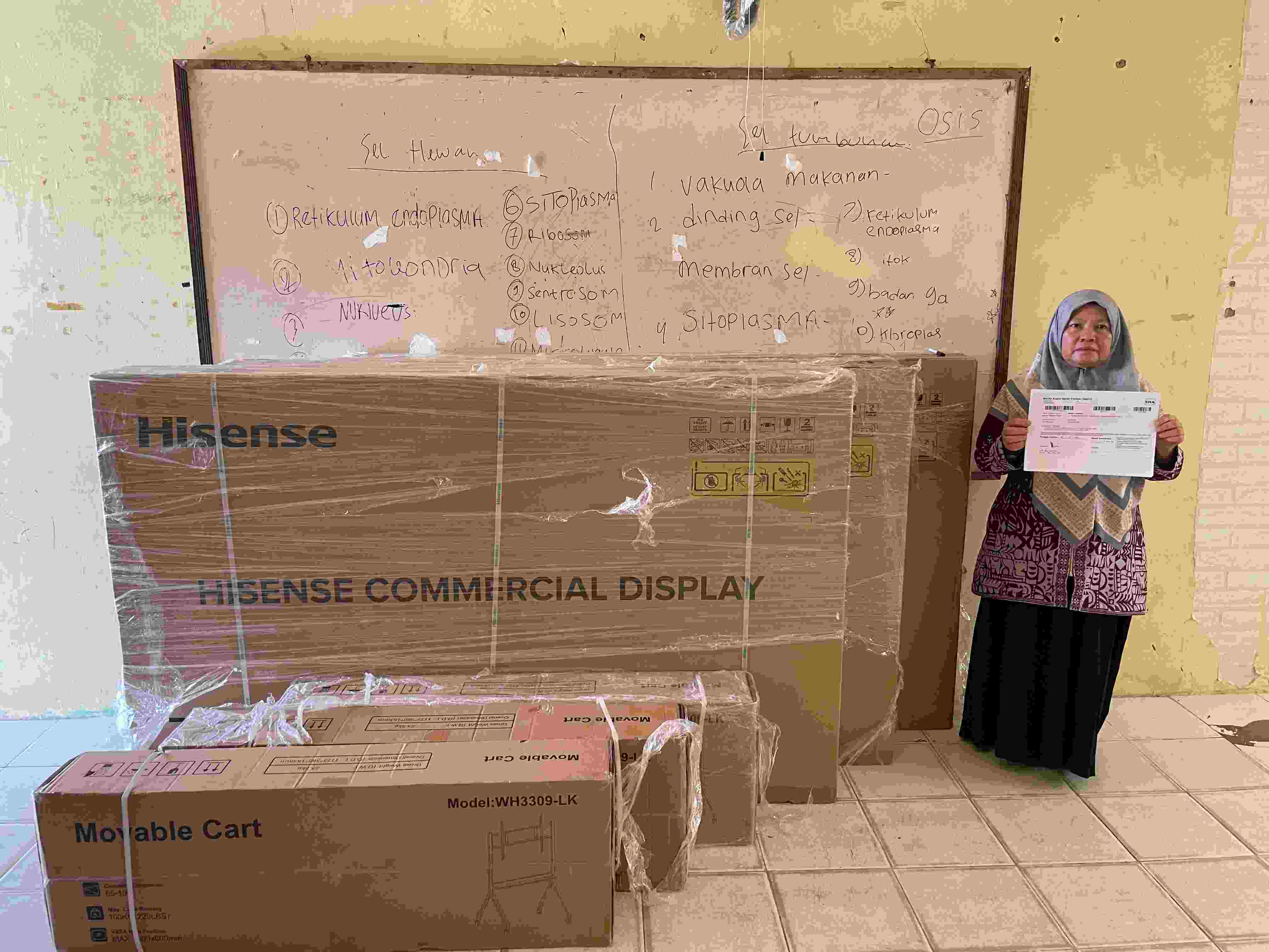 SMA Negeri 1 Hanau Terima Tiga Unit TV Interaktif untuk Dukung Digitalisasi Pembelajaran