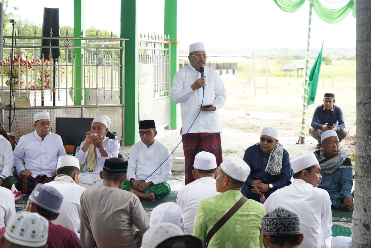 Sekda Prov. Kalteng Hadiri Haul Akbar Syekh KH. Muhammad Qurthobi Bin Khalid Khalifah Thoriqad Junaidi Al Bagdadi Kalimantan yang ke-20