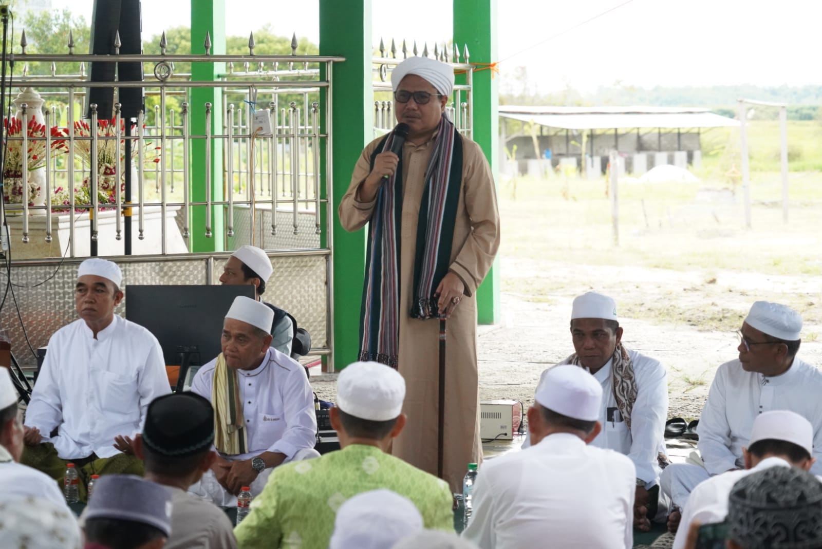 Sekda Prov. Kalteng Hadiri Haul Akbar Syekh KH. Muhammad Qurthobi Bin Khalid Khalifah Thoriqad Junaidi Al Bagdadi Kalimantan yang ke-20