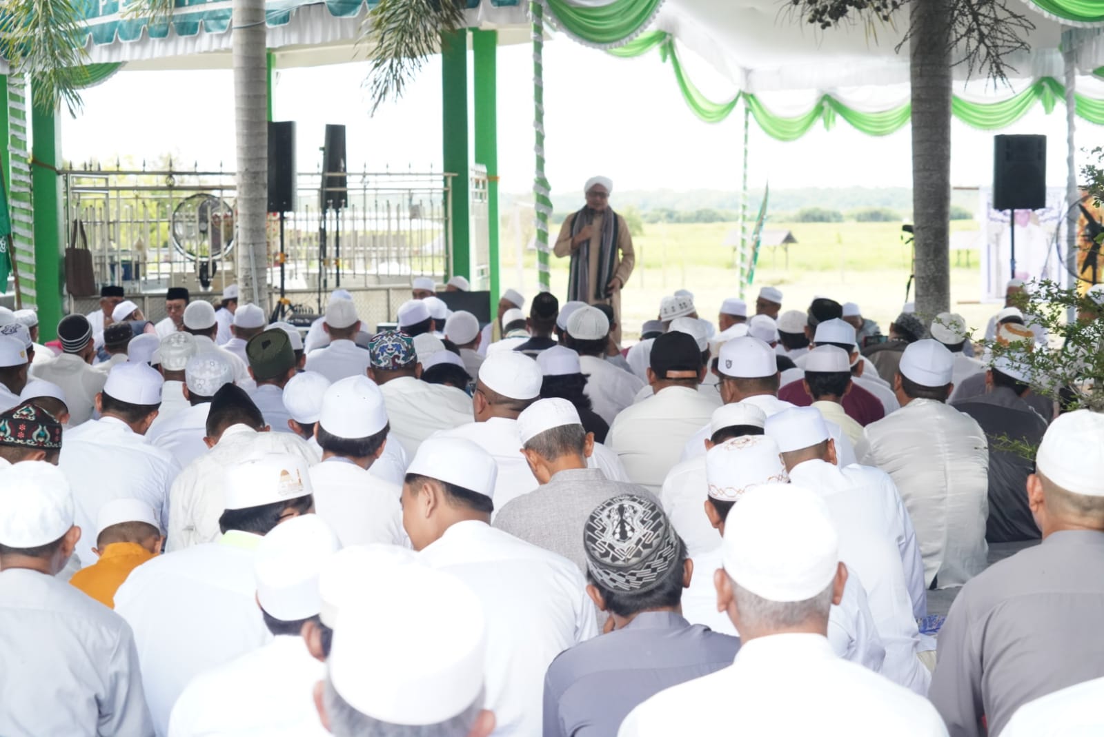 Sekda Prov. Kalteng Hadiri Haul Akbar Syekh KH. Muhammad Qurthobi Bin Khalid Khalifah Thoriqad Junaidi Al Bagdadi Kalimantan yang ke-20