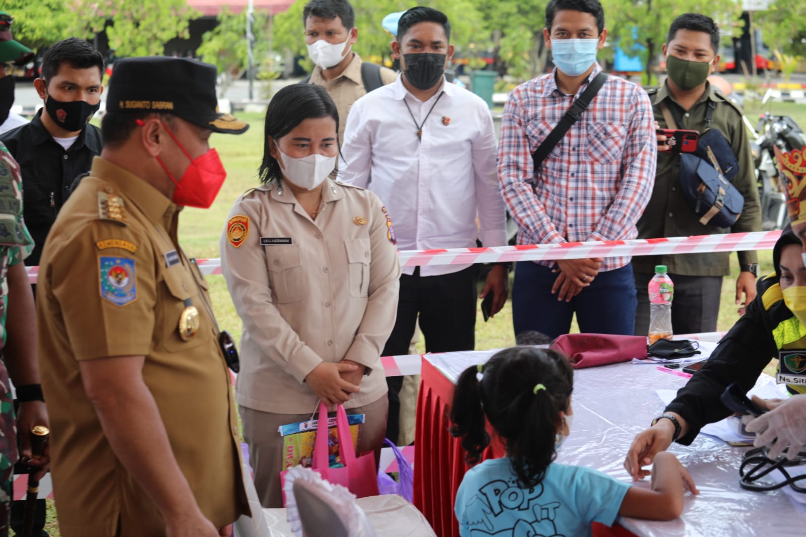 Gubernur Kalteng H. Sugianto Sabran Tinjau Vaksinasi Anak Usia 6-11 Tahun di Lapangan Barigas Polda Kalteng