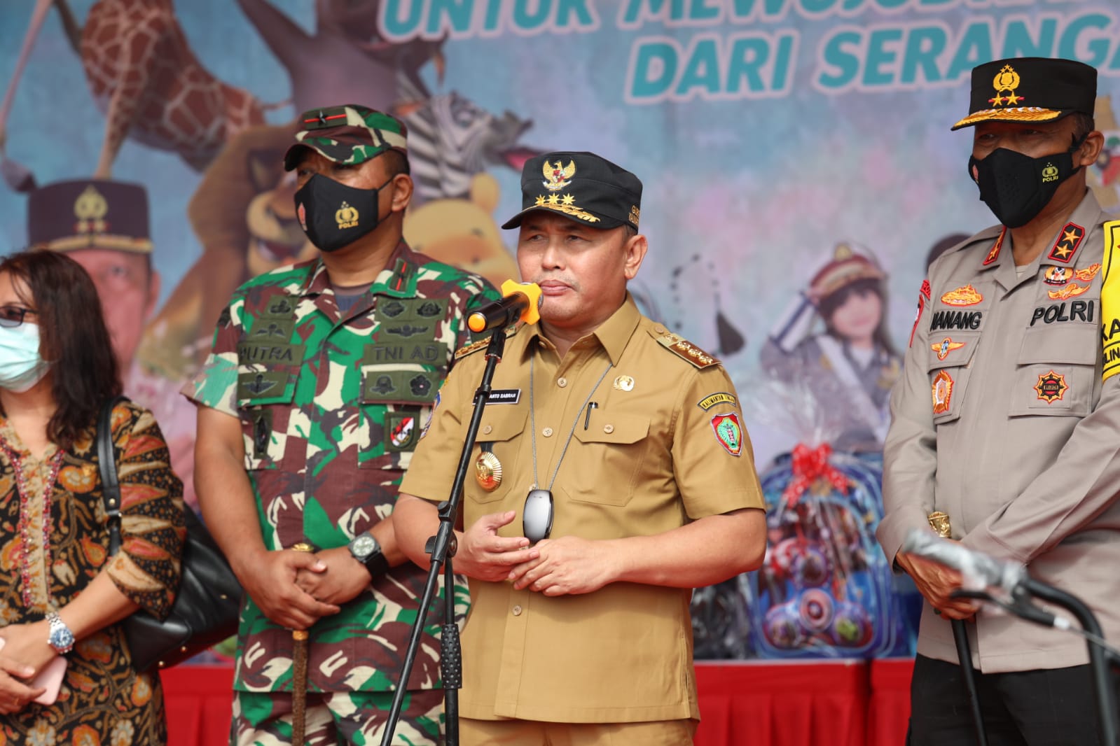 Gubernur Kalteng H. Sugianto Sabran Tinjau Vaksinasi Anak Usia 6-11 Tahun di Lapangan Barigas Polda Kalteng