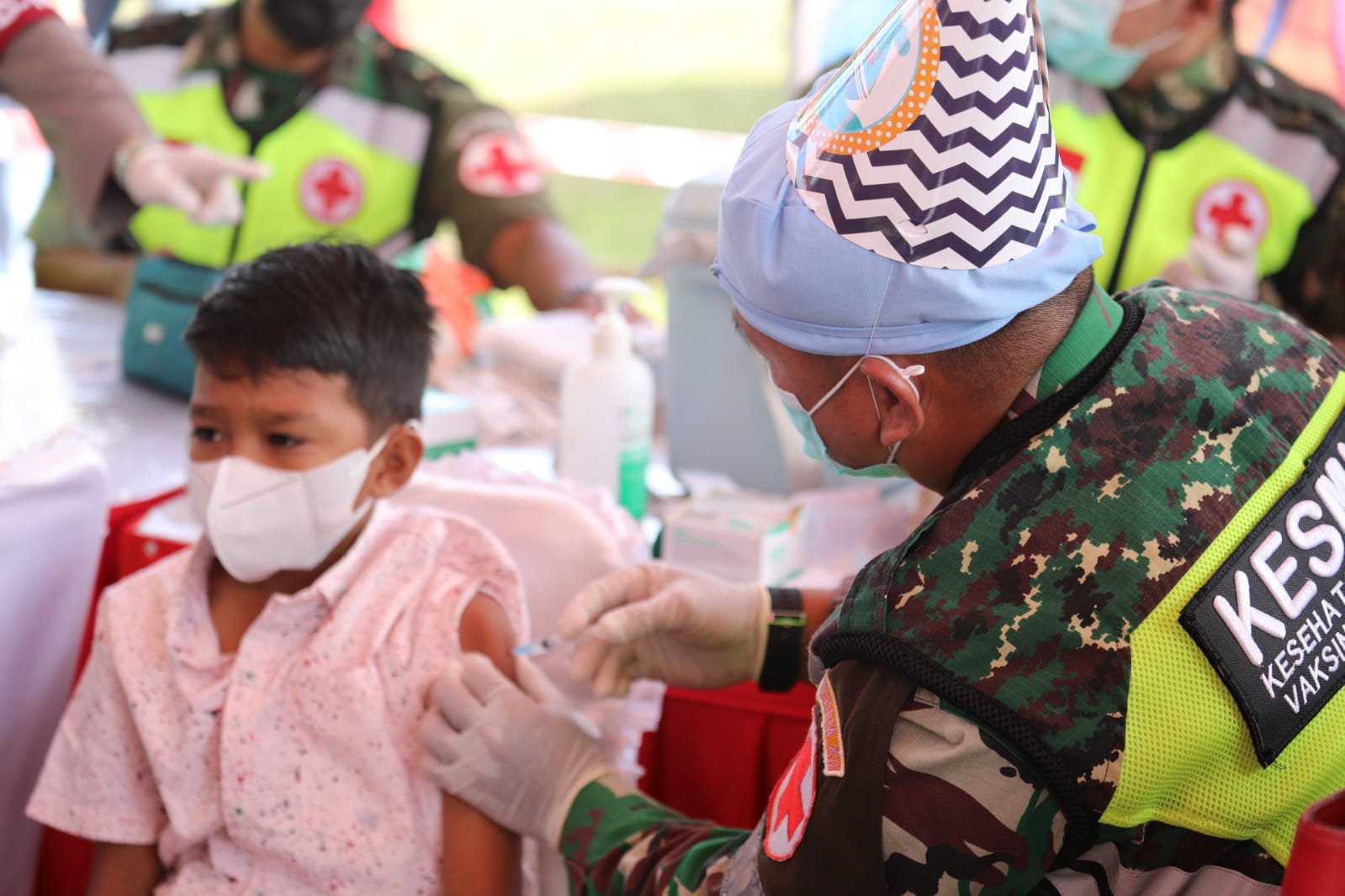 Gubernur Kalteng H. Sugianto Sabran Tinjau Vaksinasi Anak Usia 6-11 Tahun di Lapangan Barigas Polda Kalteng