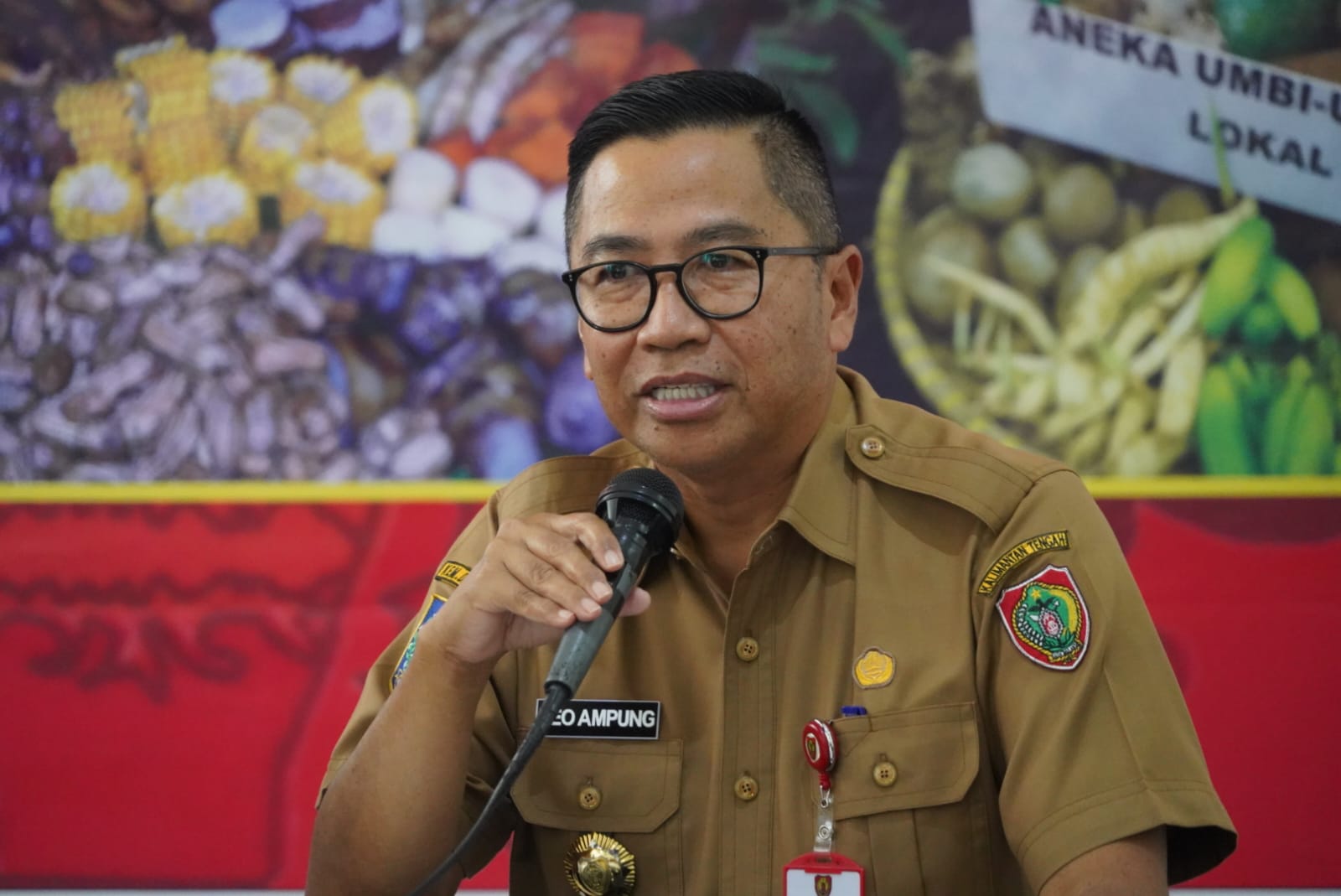 Asisten Ekbang Leonard S. Ampung Pimpin Rakor Ketersediaan Bahan Pangan Pokok Menghadapi Hari Raya Idul Fitri 1444 H Tahun 2023