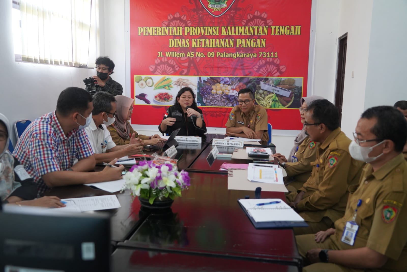 Asisten Ekbang Leonard S. Ampung Pimpin Rakor Ketersediaan Bahan Pangan Pokok Menghadapi Hari Raya Idul Fitri 1444 H Tahun 2023
