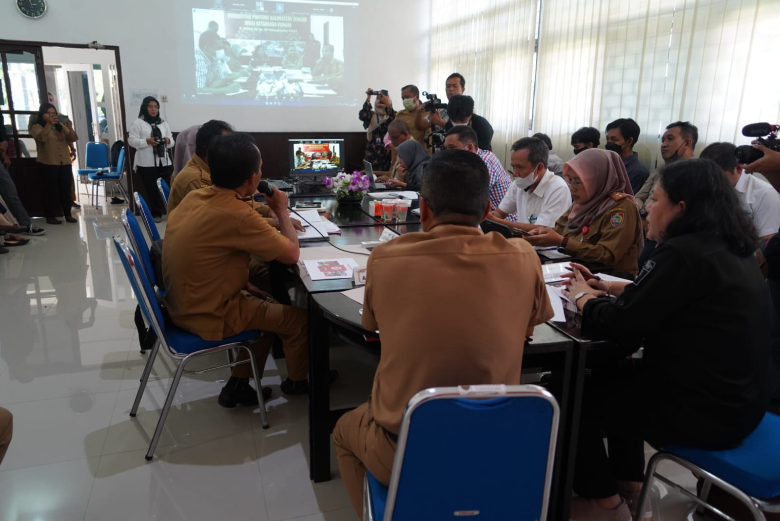 Asisten Ekbang Leonard S. Ampung Pimpin Rakor Ketersediaan Bahan Pangan Pokok Menghadapi Hari Raya Idul Fitri 1444 H Tahun 2023