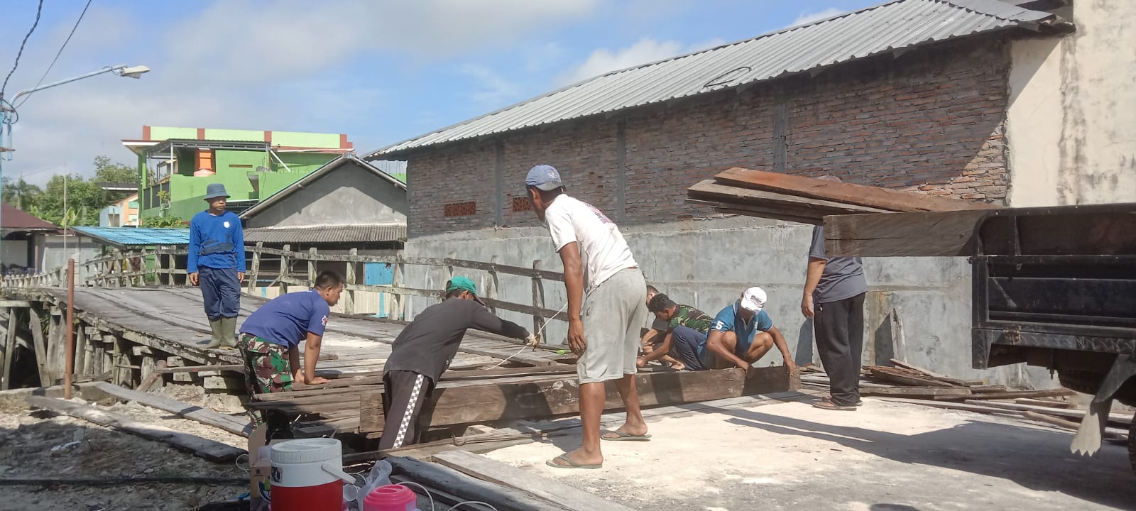 Pemprov Kalteng Melalui UPT. Pelabuhan Perikanan (PP) Kumai Lakukan Perbaikan Jembatan Penyeberangan