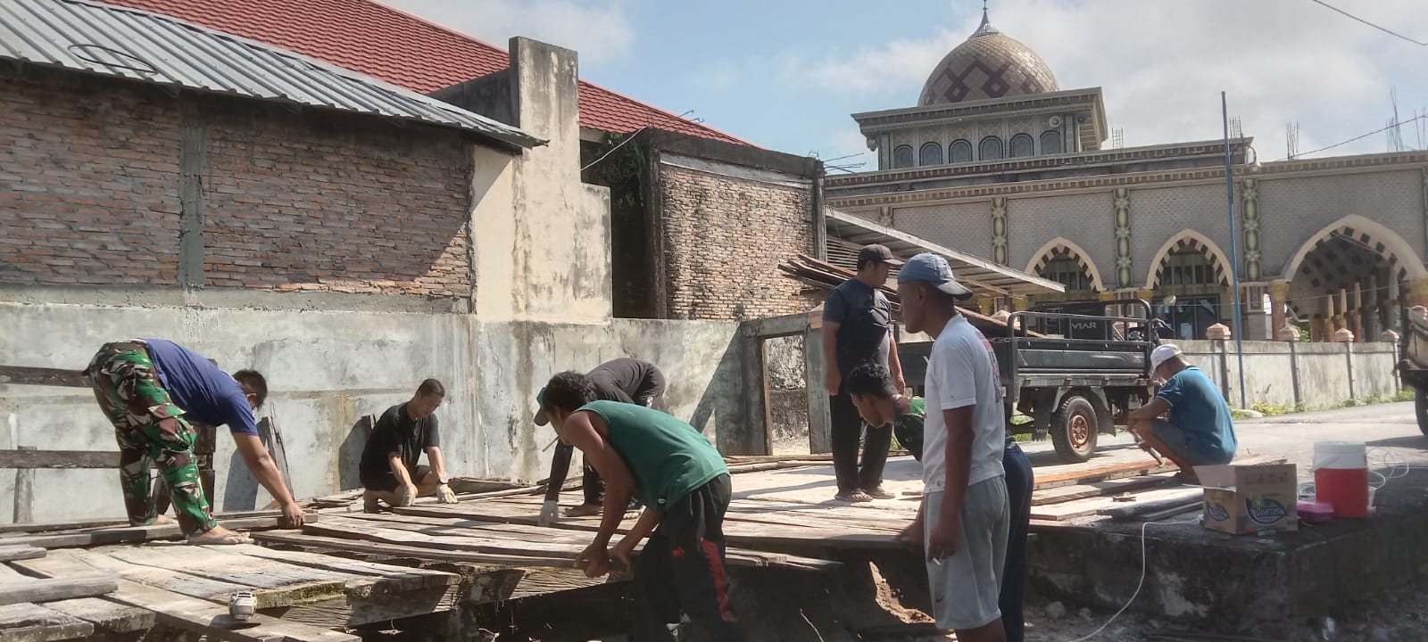 Pemprov Kalteng Melalui UPT. Pelabuhan Perikanan (PP) Kumai Lakukan Perbaikan Jembatan Penyeberangan