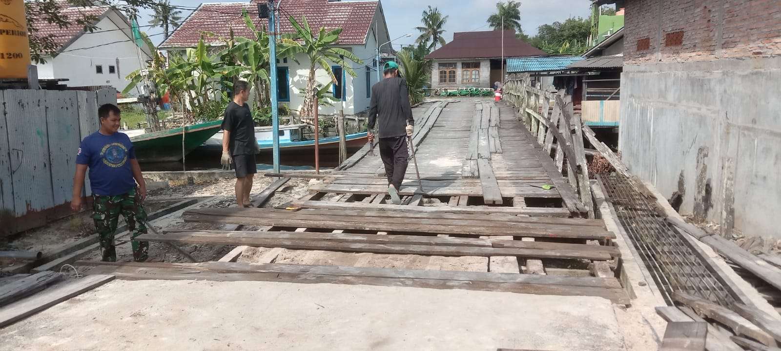 Pemprov Kalteng Melalui UPT. Pelabuhan Perikanan (PP) Kumai Lakukan Perbaikan Jembatan Penyeberangan