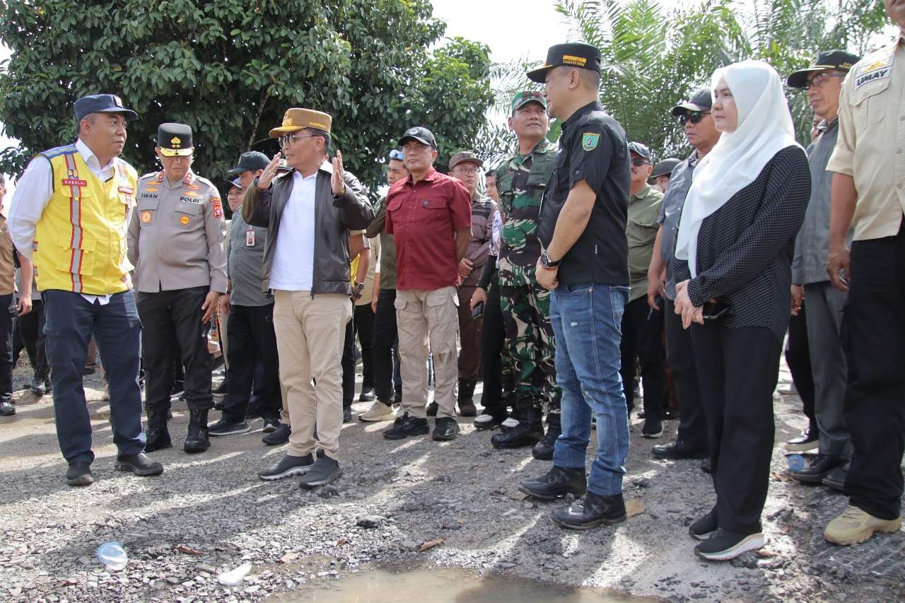 Kadis PMD Prov. Kalteng Aryawan Dampingi Gubernur Kalteng Agustiar Sabran Tinjau Lokasi Terdampak Banjir