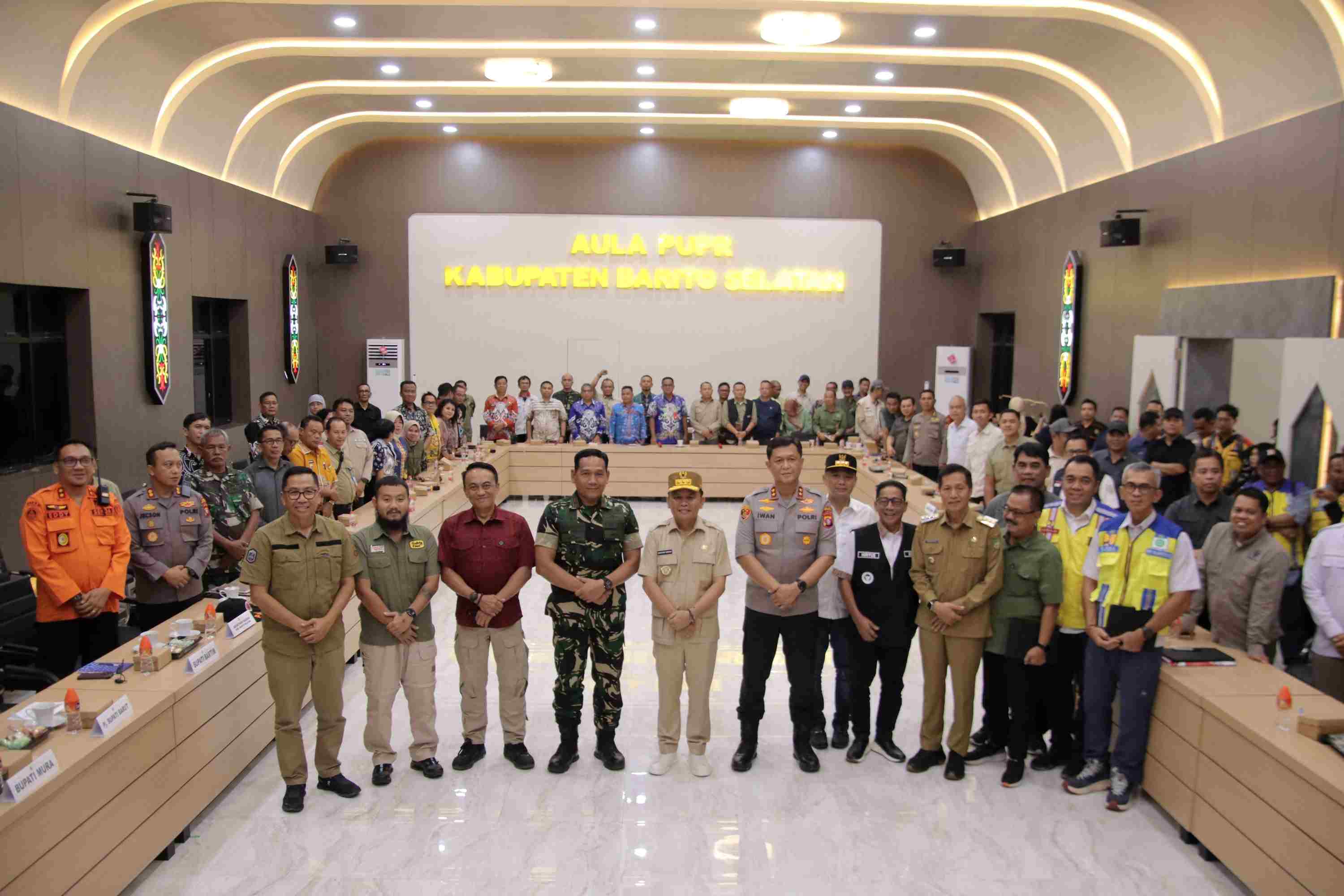 Kadis PMD Prov. Kalteng Aryawan Dampingi Gubernur Kalteng Agustiar Sabran Rapat Bersama Para Bupati se-DAS Barito