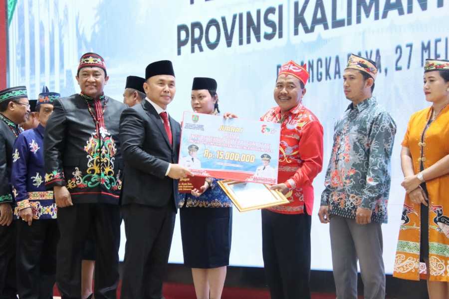 Gubernur Kalteng Sugianto Sabran Serahkan Piagam Penghargaan dan hadiah lomba Teknologi Tepat Guna