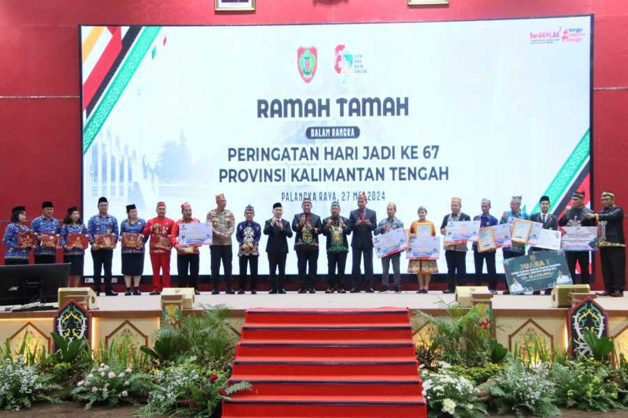 Gubernur Kalteng Sugianto Sabran Serahkan Piagam Penghargaan dan hadiah lomba Teknologi Tepat Guna