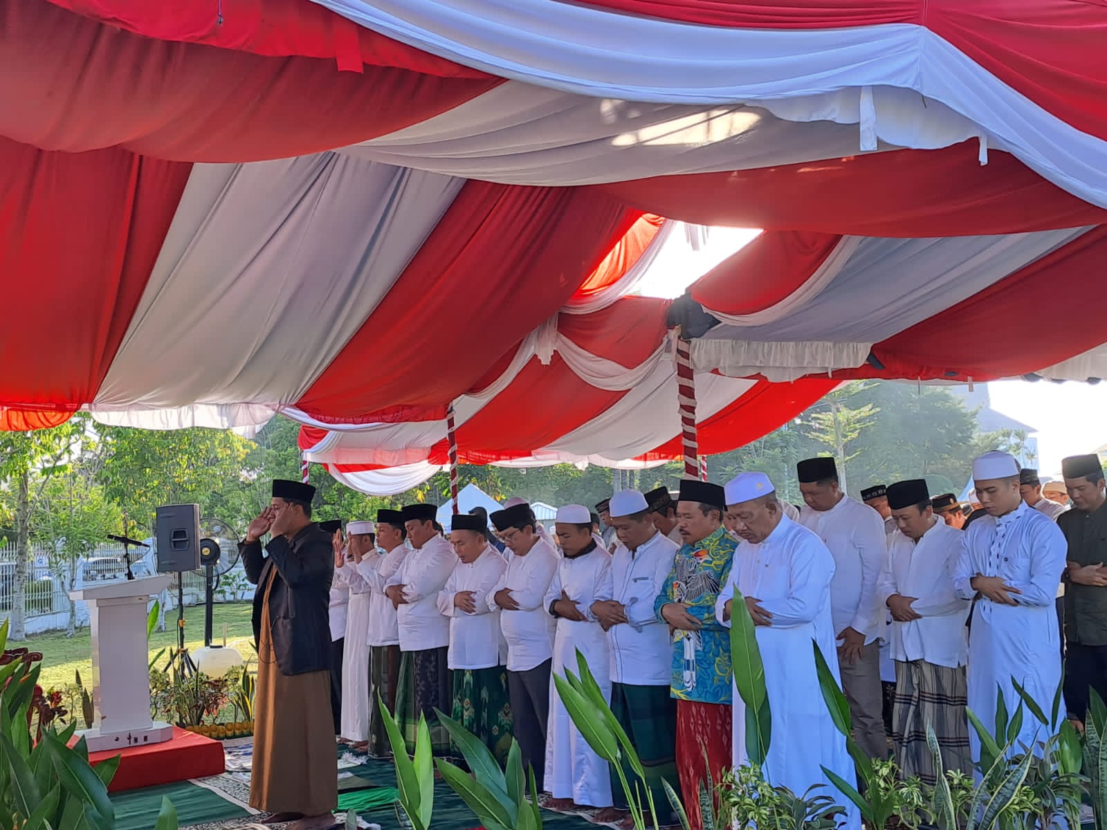 Gubernur Kalteng Sugianto Sabran Beserta Ketua TP-PKK Prov. Kalteng Ivo Sugianto Sabran Menunaikan Salat Idul Adha 1444 H / 2023 M