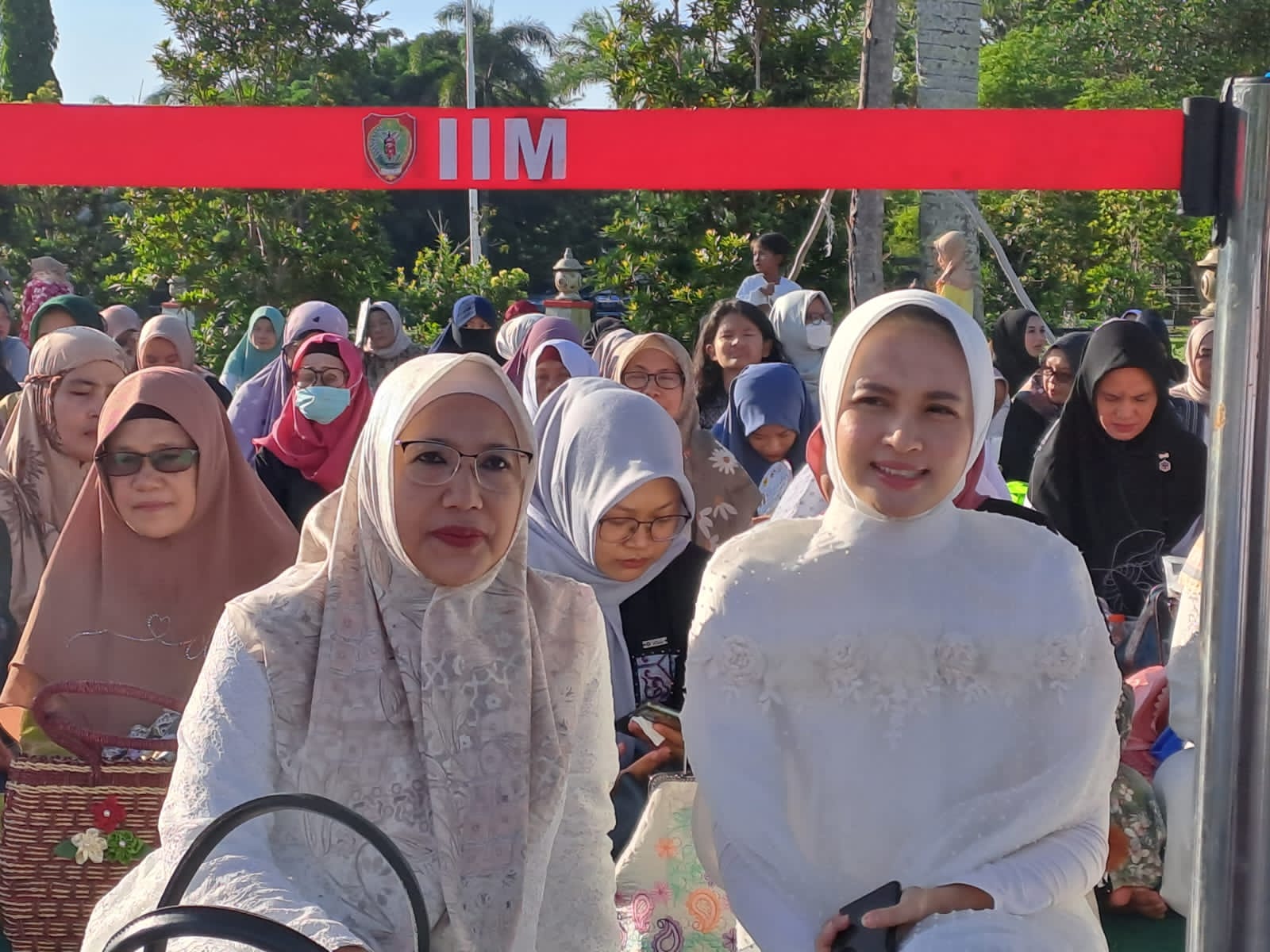 Gubernur Kalteng Sugianto Sabran Beserta Ketua TP-PKK Prov. Kalteng Ivo Sugianto Sabran Menunaikan Salat Idul Adha 1444 H / 2023 M