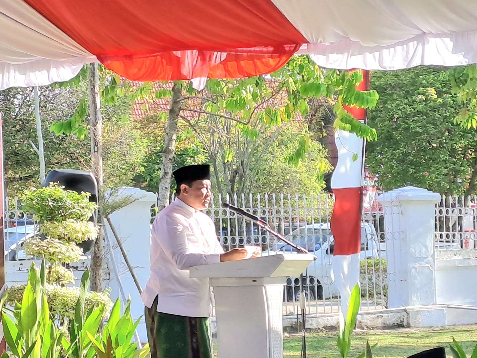 Gubernur Kalteng Sugianto Sabran Beserta Ketua TP-PKK Prov. Kalteng Ivo Sugianto Sabran Menunaikan Salat Idul Adha 1444 H / 2023 M