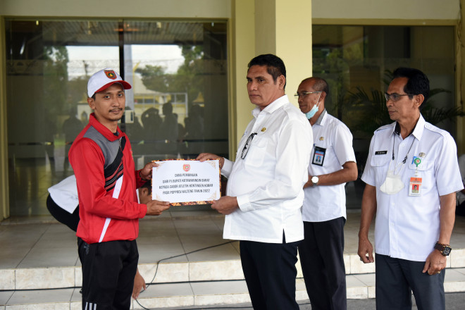 Raih Prestasi Dalam Ajang Popprov Kalteng, Pj Bupati Kobar Serahkan Dana Pembinaan Cabor