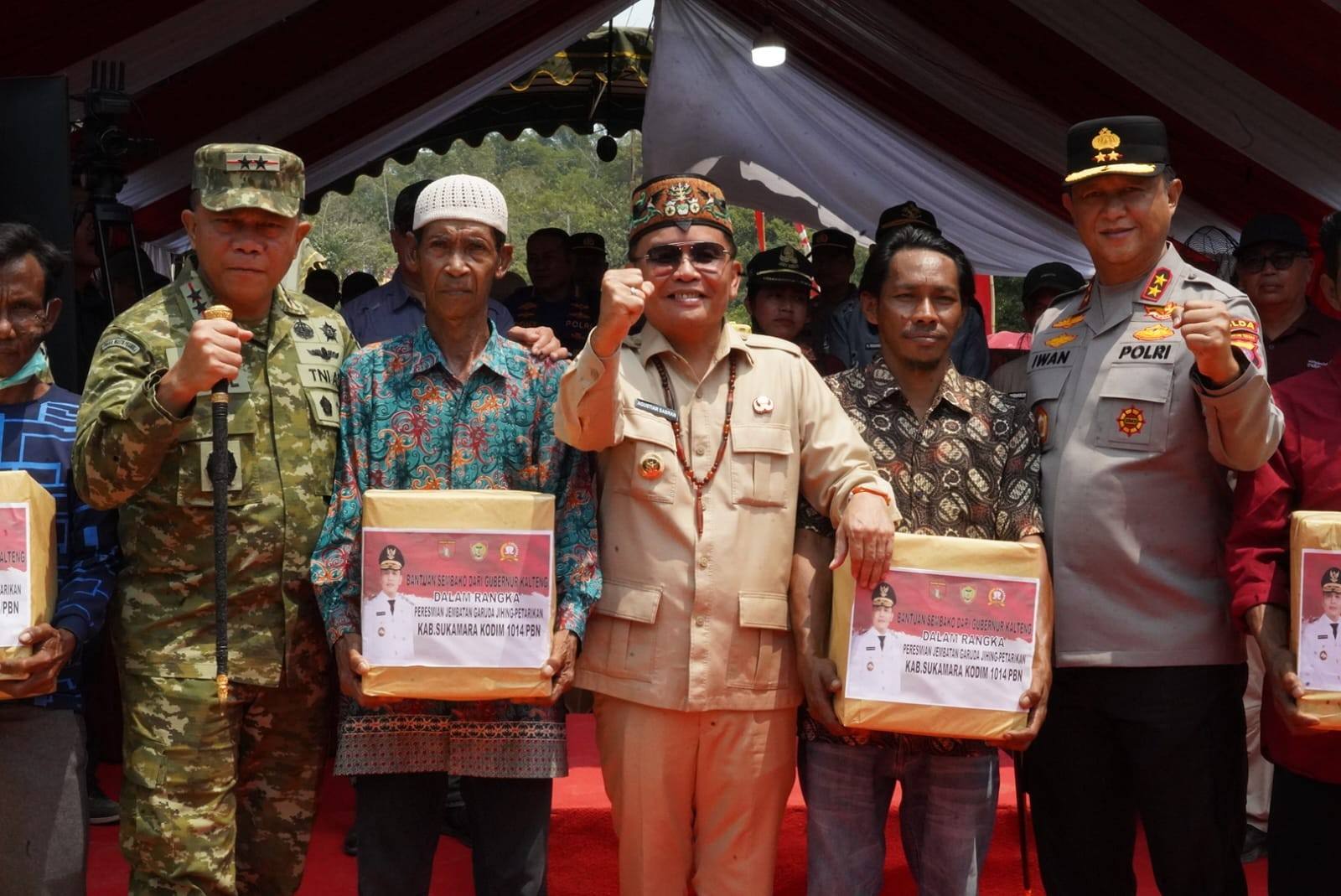 Pasar Murah, Gubernur Agustiar Sabran Serahkan Paket Sembako kepada Masyarakat