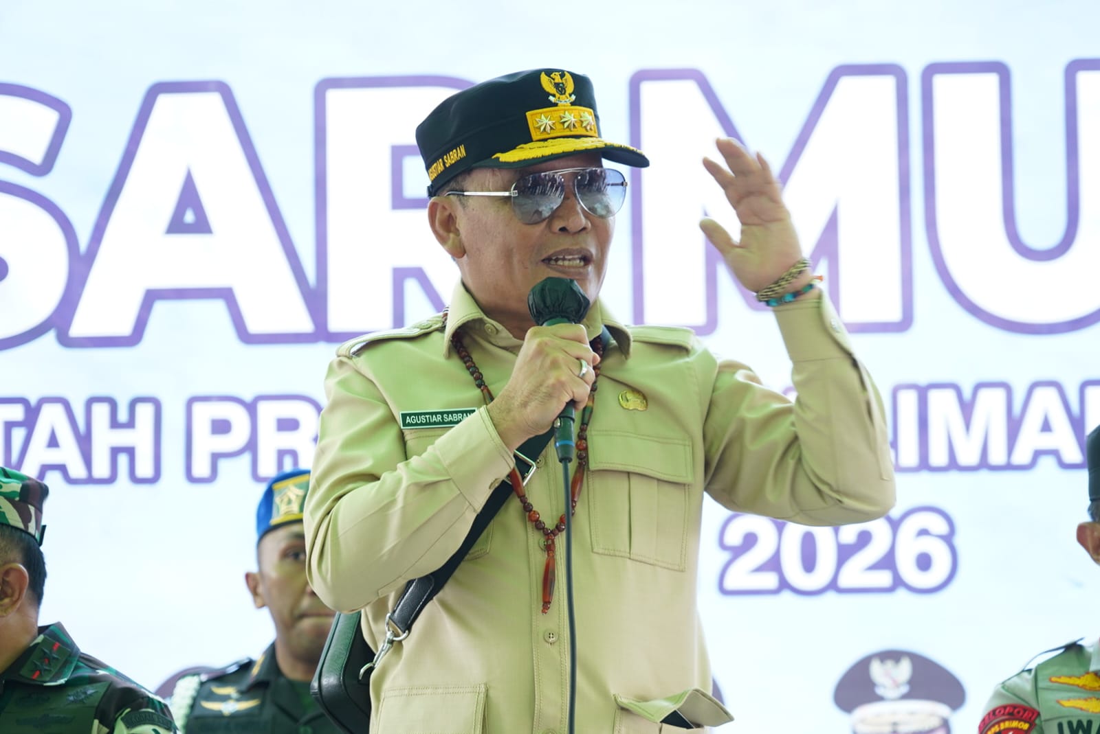 Gubernur Kalteng Agustiar Sabran Gratiskan 4.000 Paket Sembako dalam Pasar Murah di Sampit