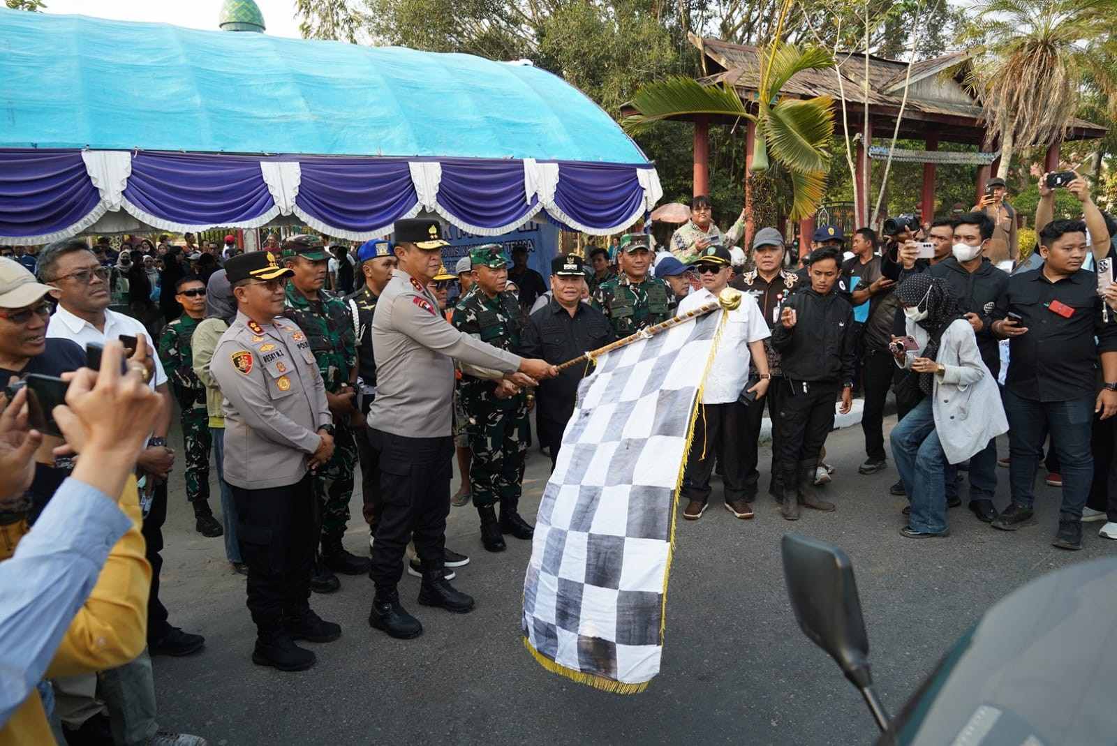 Gubernur Kalteng Agustiar Sabran Gratiskan 4.000 Paket Sembako dalam Pasar Murah di Sampit