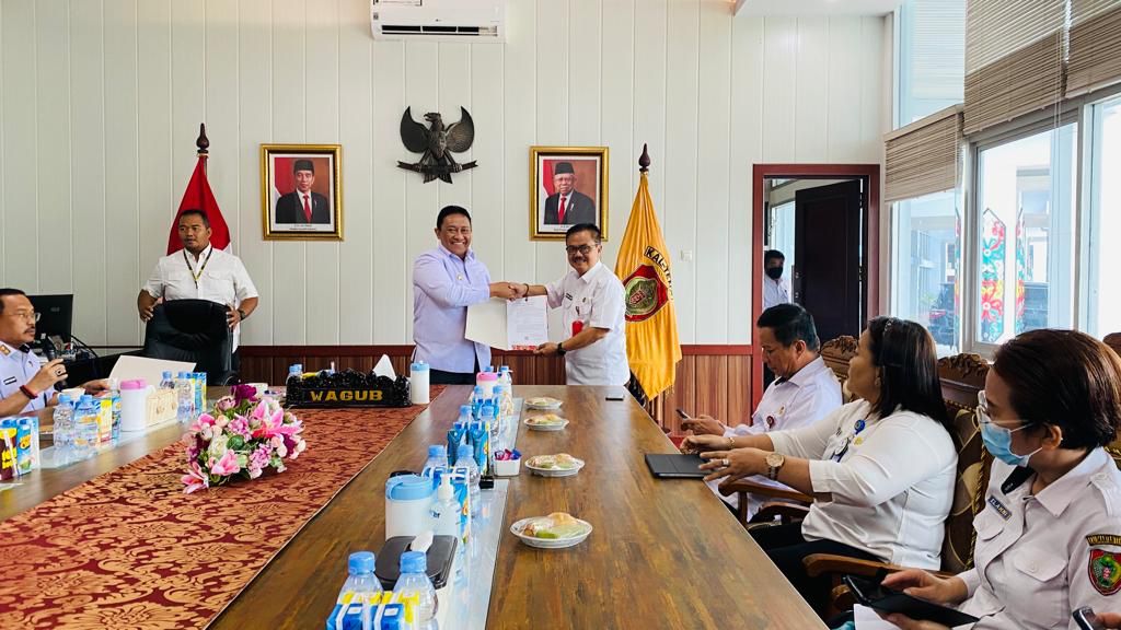 Wagub Kalteng Edy Pratowo Lakukan Penyerahan Surat Perintah Pelaksana Harian