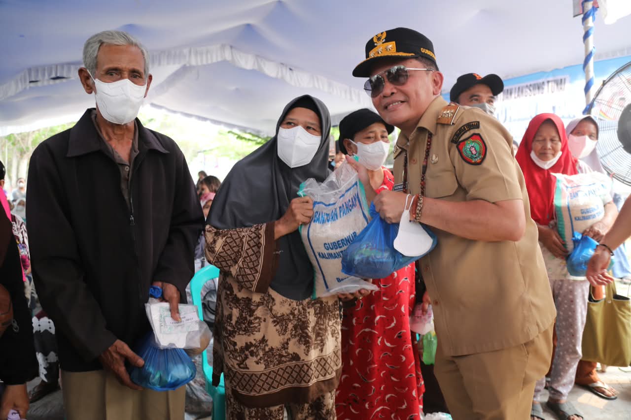 Gubernur Kalteng Agustiar Sabran Salurkan Bantuan Pangan dan BLT Huma Betang Sejahtera di Kereng Bangkirai