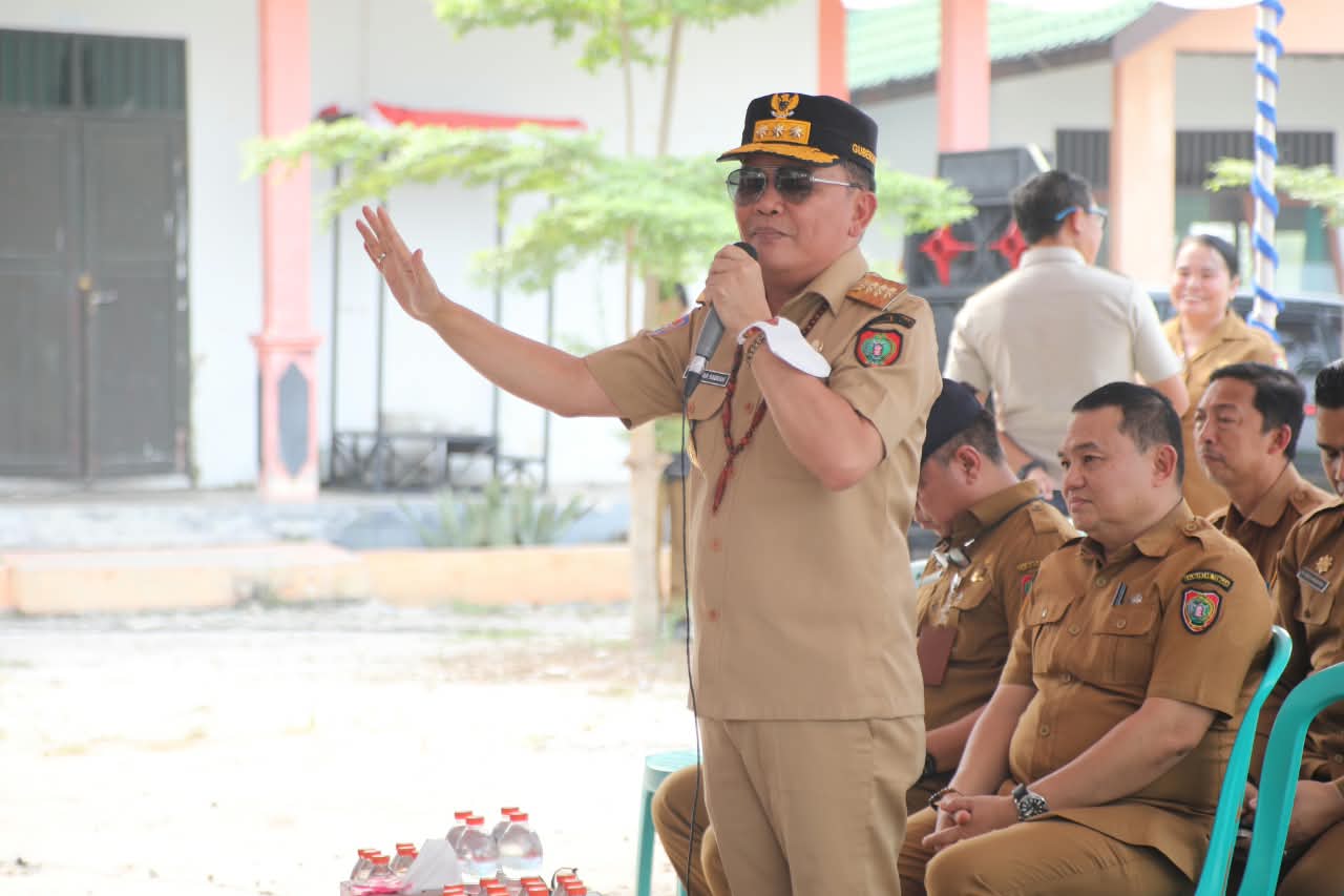Gubernur Kalteng Agustiar Sabran Salurkan Bantuan Pangan dan BLT Huma Betang Sejahtera di Kereng Bangkirai