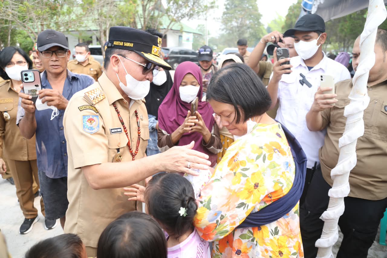 Gubernur Kalteng Agustiar Sabran Salurkan Bantuan Pangan dan BLT Huma Betang Sejahtera di Kereng Bangkirai