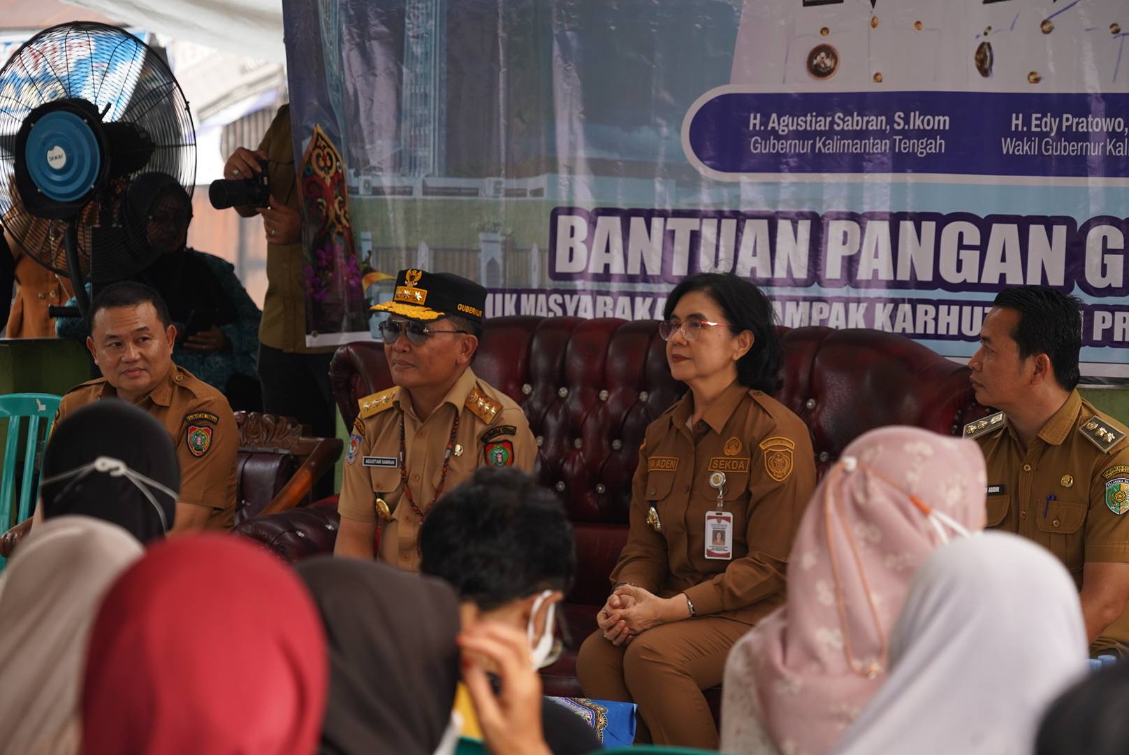 Gubernur Agustiar Sabran Salurkan Bantuan bagi Warga Terdampak Karhutla dan Kekeringan di Kelurahan Langkai