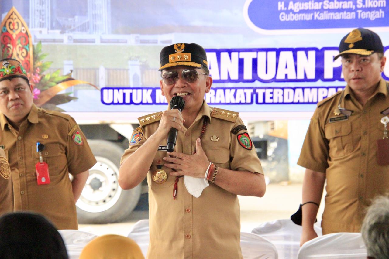 Gubernur Kalteng Agustiar Sabran Salurkan Banpang dan BLT KHBS kepada Masyarakat Kelurahan Pahandut