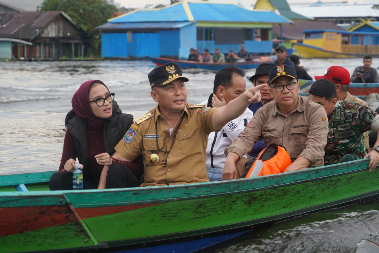 Memastikan Perkembangan Kondisi Banjir Yang Melanda Masyarakat Bantaran Sungai Arut, Gubernur Kalteng Tinjau Gunakan Perahu Klotok
