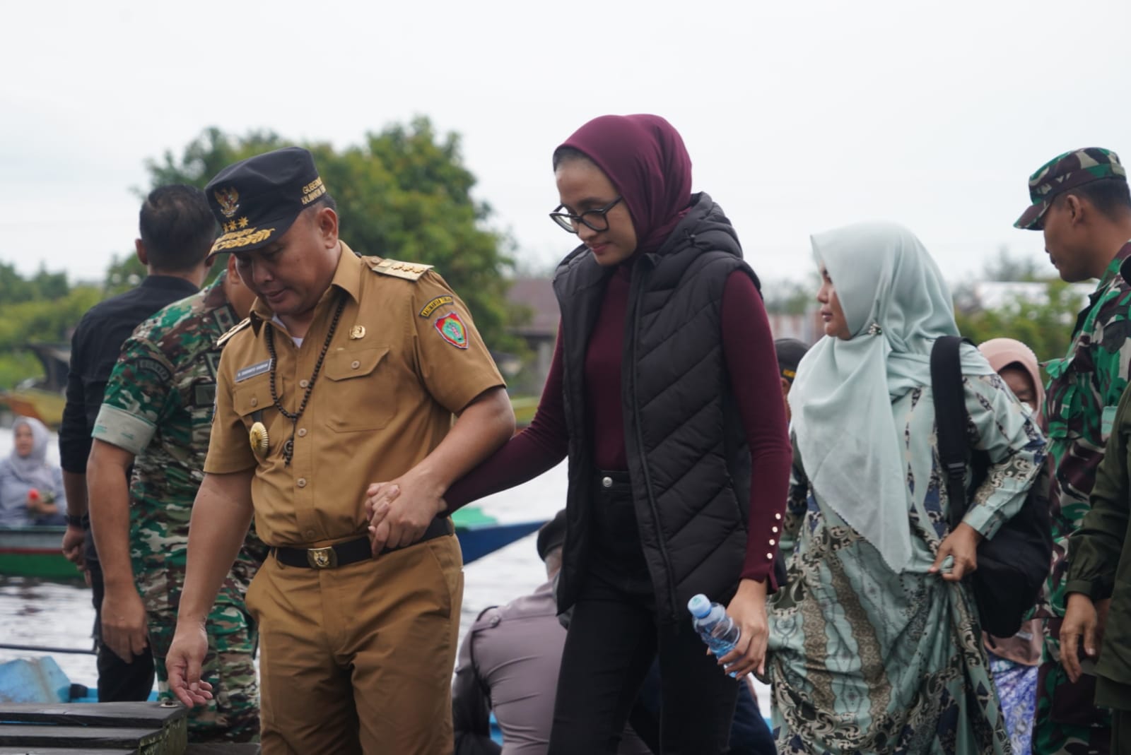Memastikan Perkembangan Kondisi Banjir Yang Melanda Masyarakat Bantaran Sungai Arut, Gubernur Kalteng Tinjau Gunakan Perahu Klotok