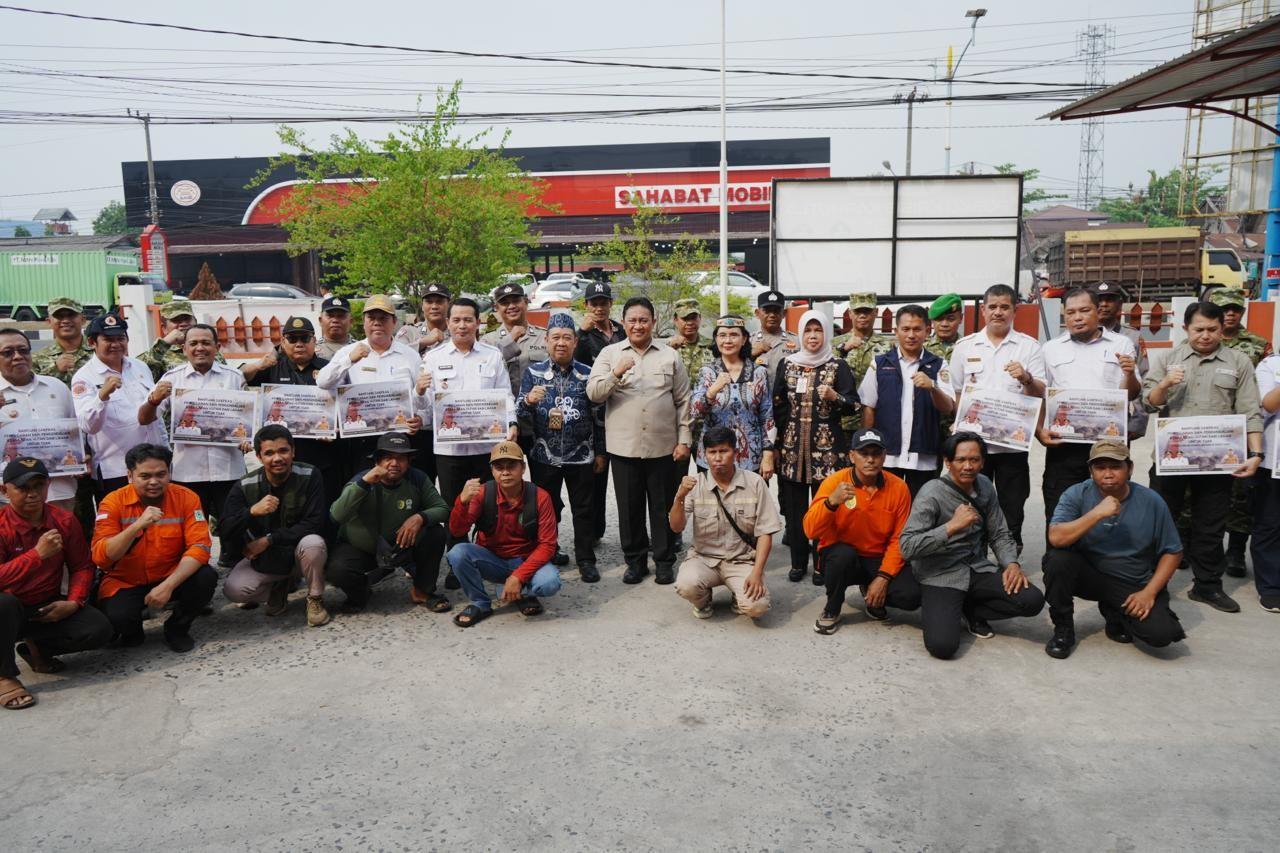 Wagub Kalteng Edy Pratowo Serahkan Bantuan Sarpras Karhutla kepada 16 TSAK di Palangka Raya