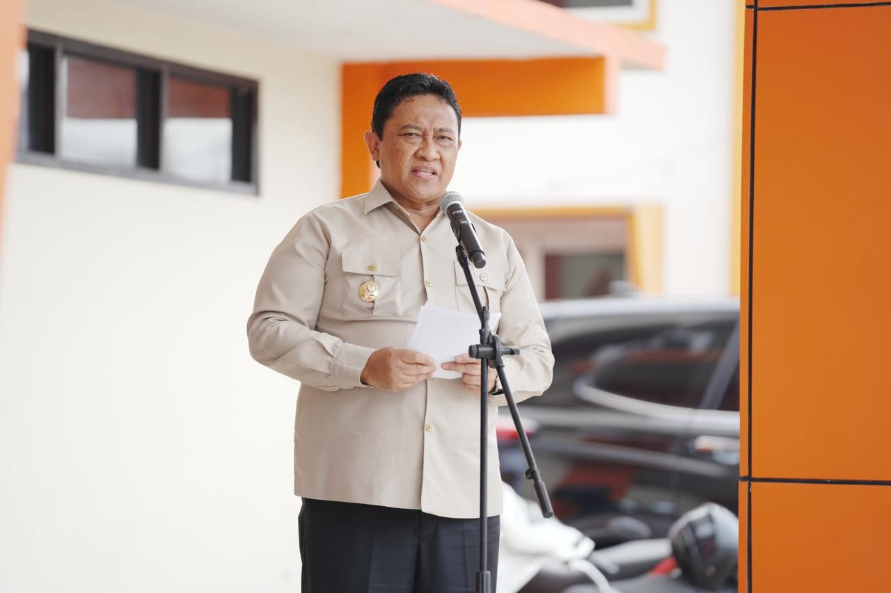 Wagub Kalteng Edy Pratowo Serahkan Bantuan Sarpras Karhutla kepada 16 TSAK di Palangka Raya