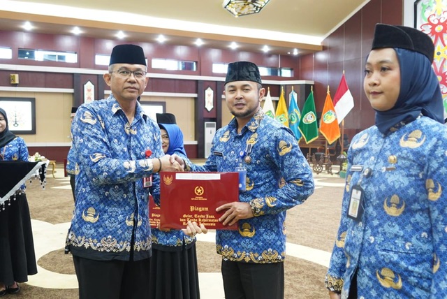 Plh Sahli Pemkumpol Ahmad Husain Pimpin Upacara Peringatan HUT ke 53 KORPRI