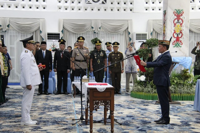 Gubernur Kalteng Agustiar Sabran Lantik dan Mengambil Sumpah Indra Gunawan Sebagai Pj. Bupati Barito Utara