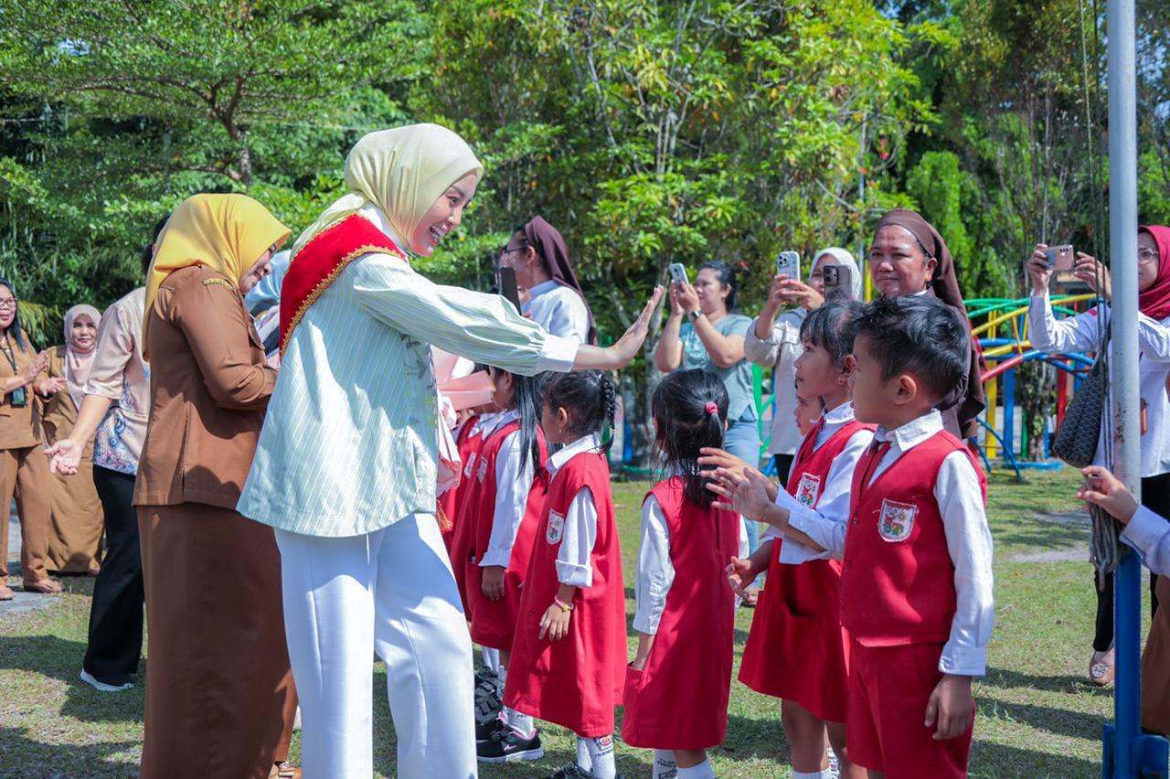Bunda PAUD Prov. Kalteng Aisyah Thisia Agustiar Sabran Lakukan Kunjungan ke Sejumlah PAUD di Kota Palangka Raya