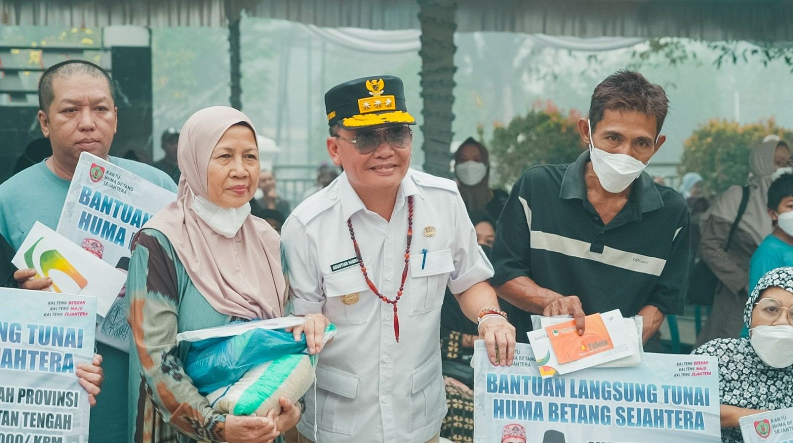 Gubernur Kalteng Agustiar Sabran Salurkan Bantuan kepada Warga Panarung Terdampak Karhutla