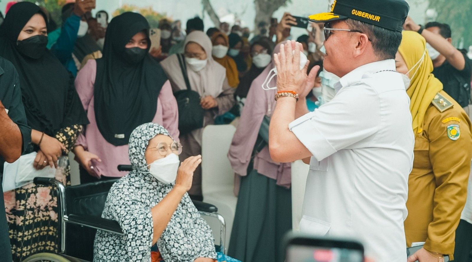 Gubernur Kalteng Agustiar Sabran Salurkan Bantuan kepada Warga Panarung Terdampak Karhutla