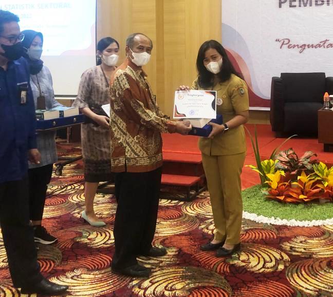 Penghargaan Kepada Dislutkan Prov. Kalteng Sebagai Produsen Data Tingkat Daerah Terbaik I