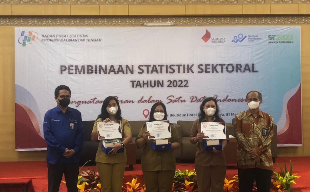 Penghargaan Kepada Dislutkan Prov. Kalteng Sebagai Produsen Data Tingkat Daerah Terbaik I