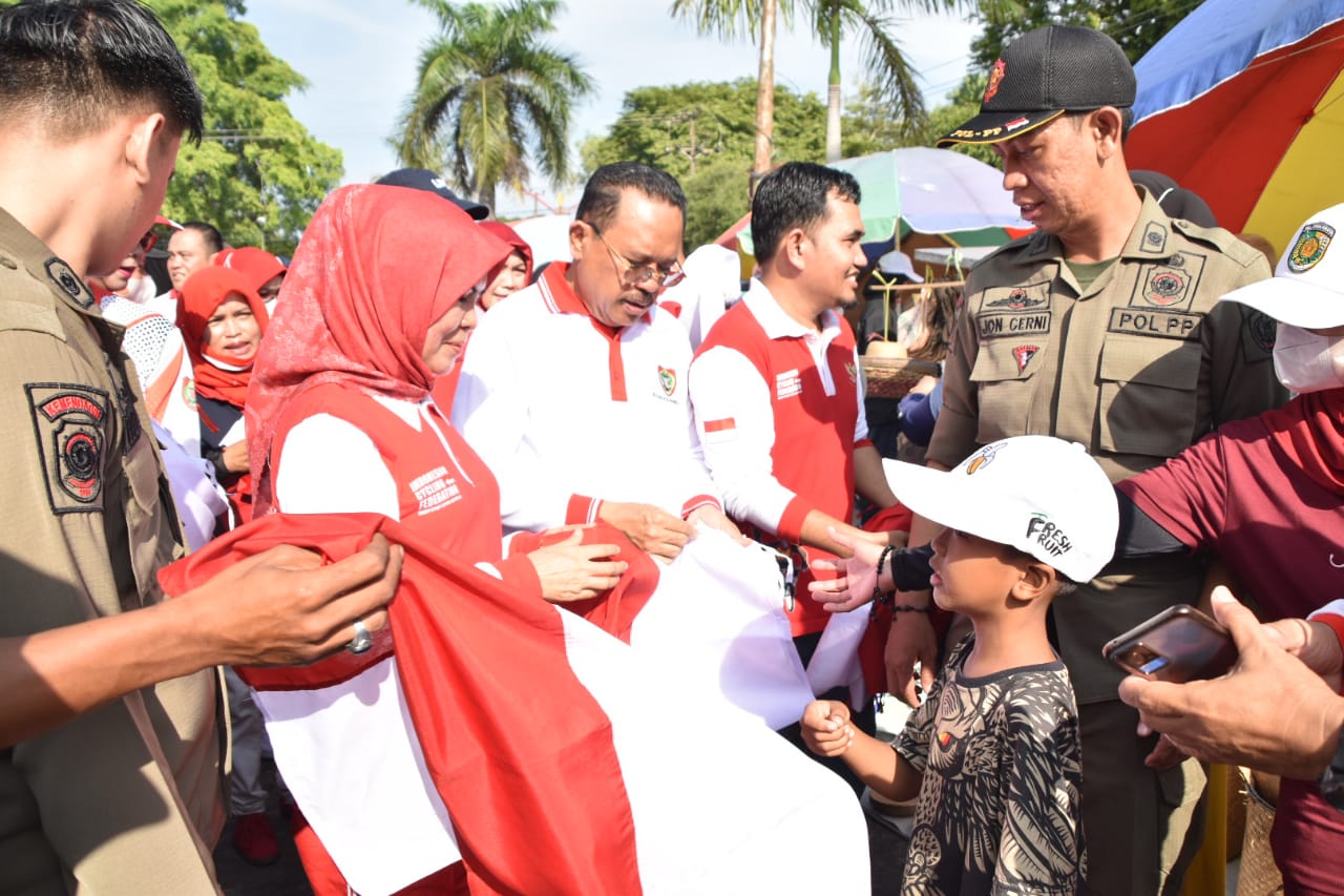 Sekda Prov. Kalteng Nuryakin Buka Kegiatan Gerakan Pembagian Bendera Merah Putih