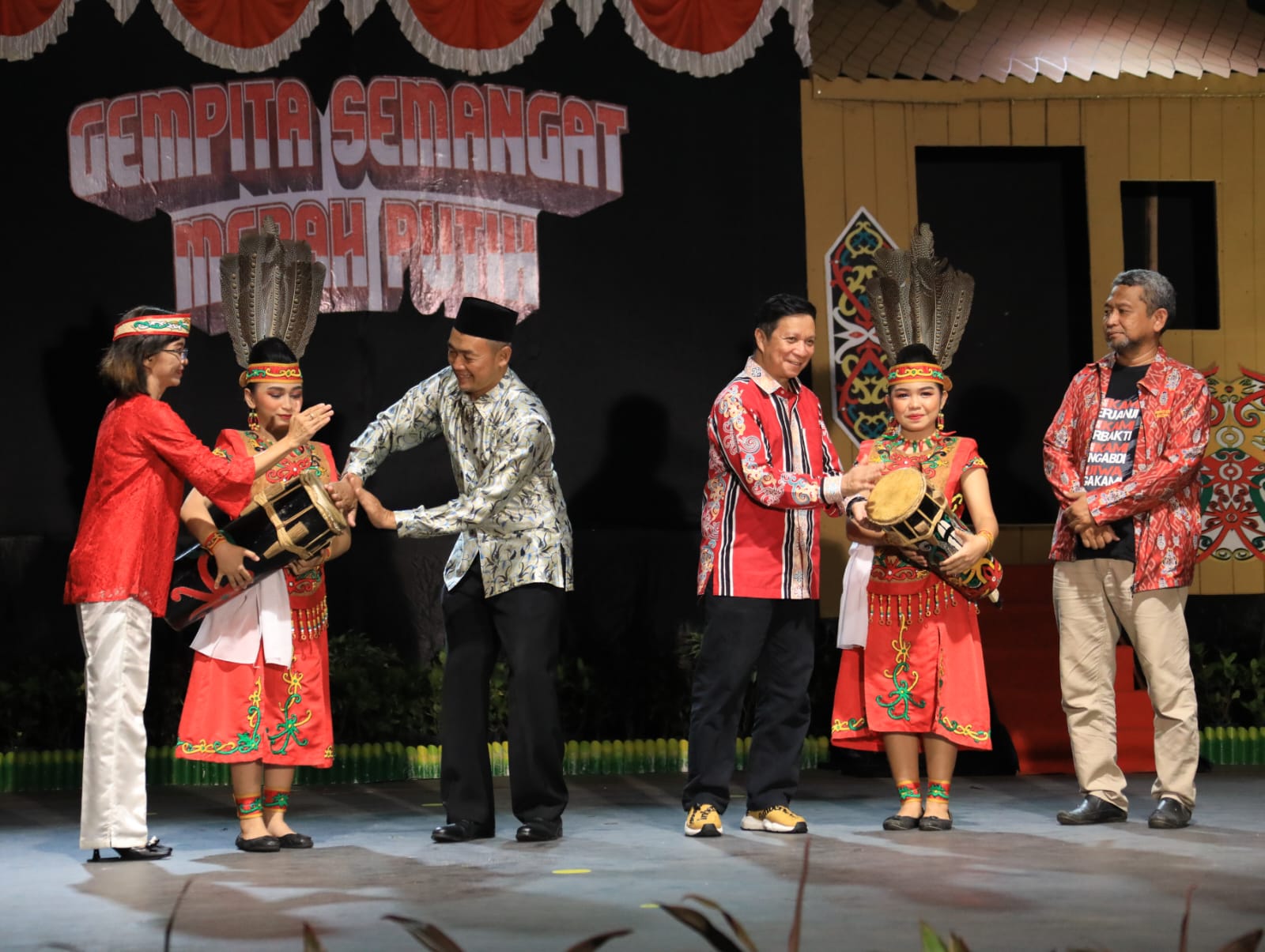 Sahli Gubernur Bidang KSDM Suhaemi Buka Pagelaran Seni Budaya yang Diselenggarakan Oleh UPT Taman Budaya Dinas Kebudayaan dan Pariwisata Prov. Kalteng